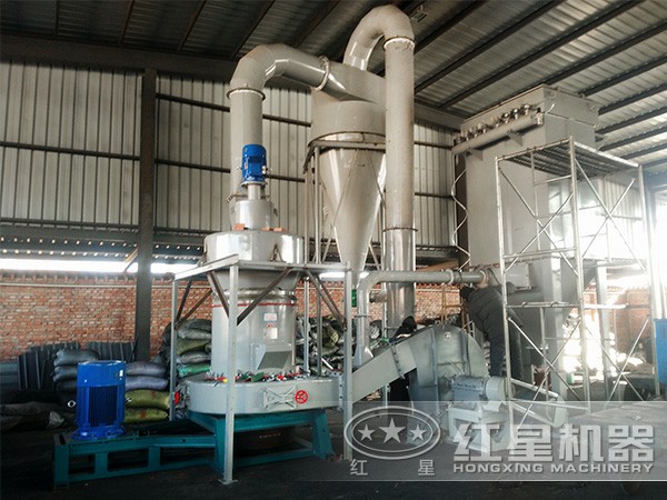 粉煤灰雷蒙磨粉機(jī)工作現(xiàn)場 粉煤灰雷蒙磨粉機(jī)工作現(xiàn)場