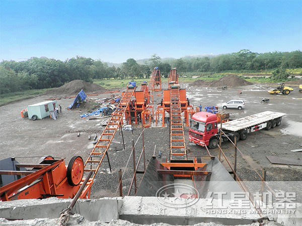 鵝卵石制砂/沙生產(chǎn)線現(xiàn)場(chǎng) 鵝卵石制砂/沙生產(chǎn)線現(xiàn)場(chǎng)