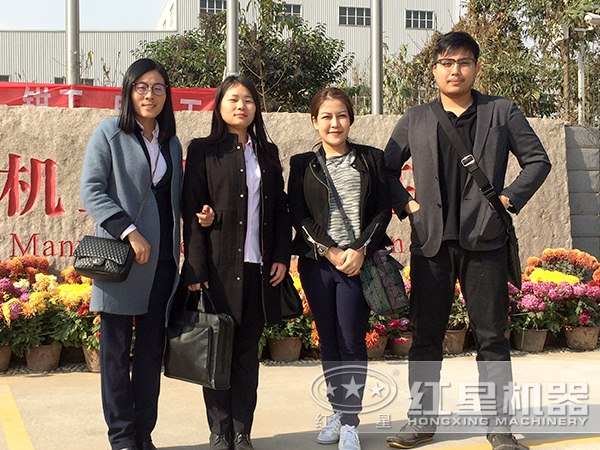 河南500t/h青石破碎生產(chǎn)線客戶(hù)合影 河南500t/h青石破碎生產(chǎn)線客戶(hù)合影