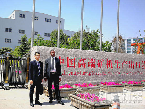 印尼用戶合影于紅星門口 印尼用戶合影于紅星門口