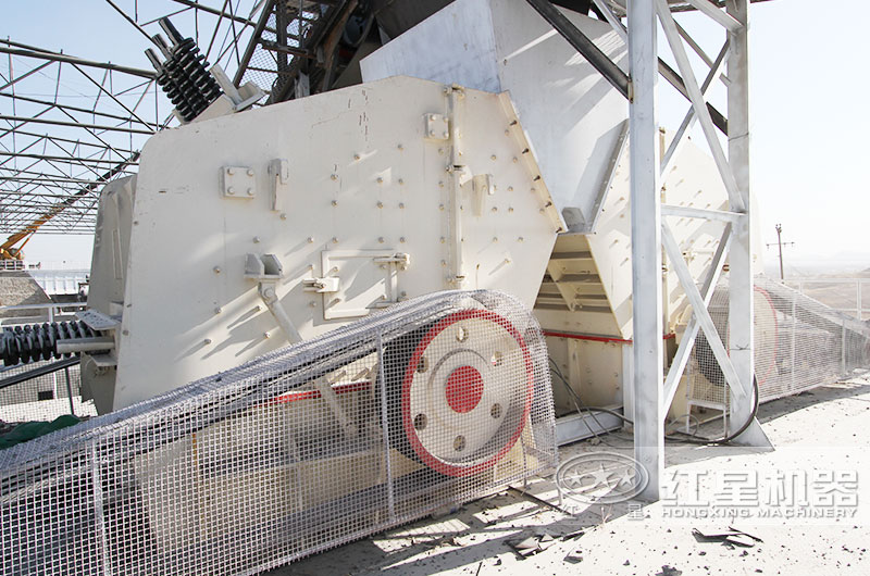 反擊式破碎機(jī)作業(yè)現(xiàn)場 反擊式破碎機(jī)作業(yè)現(xiàn)場