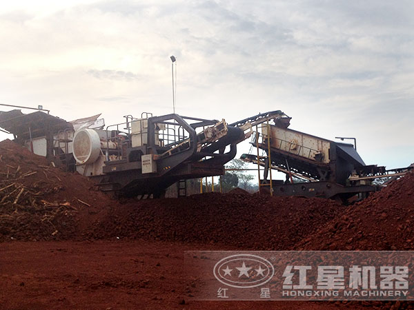 移動篩石機(jī)與移動顎破機(jī)聯(lián)合作業(yè) 移動篩石機(jī)與移動顎破機(jī)聯(lián)合作業(yè)