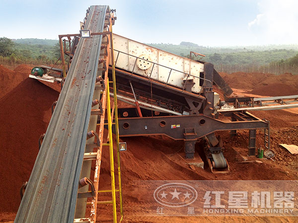 移動篩石機(jī)工作現(xiàn)場 移動篩石機(jī)工作現(xiàn)場