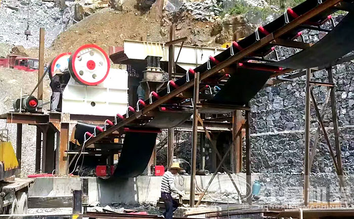 江西時產(chǎn)500噸石灰?guī)r粗碎現(xiàn)場 江西時產(chǎn)500噸石灰?guī)r粗碎現(xiàn)場