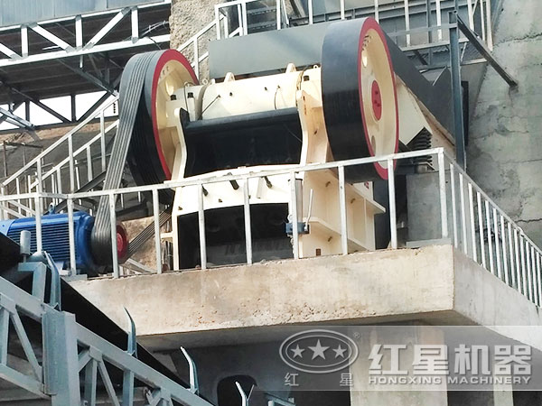 湖南某豆石破碎加工現(xiàn)場(chǎng):帶顎破機(jī) 湖南某豆石破碎加工現(xiàn)場(chǎng):帶顎破機(jī)