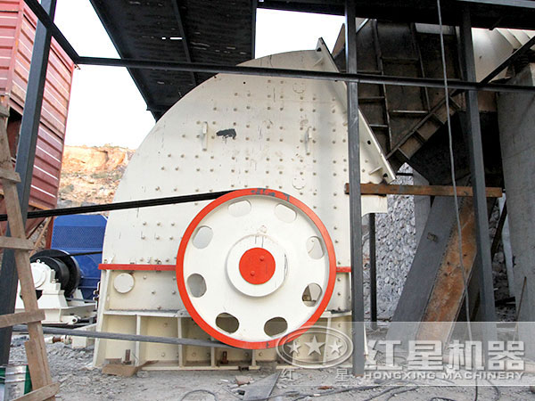 青石重錘破工作現場 青石重錘破工作現場