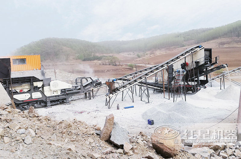 顎式移動破碎站工作現(xiàn)場 顎式移動破碎站工作現(xiàn)場