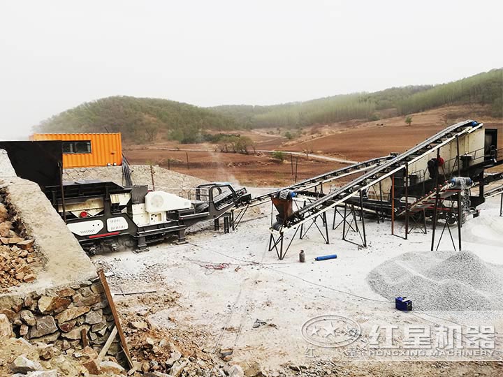 時產(chǎn)200噸河卵石移動破碎生產(chǎn)線現(xiàn)場 時產(chǎn)200噸河卵石移動破碎生產(chǎn)線現(xiàn)場
