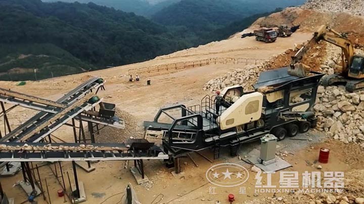 石灰石移動破碎生產線現場，配移動顎破機