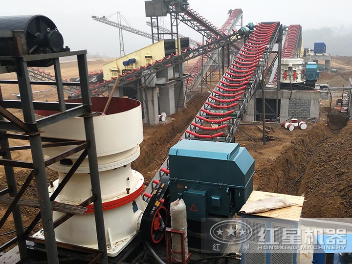 某年產(chǎn)30萬花崗巖制砂生產(chǎn)線現(xiàn)場(chǎng) 某年產(chǎn)30萬花崗巖制砂生產(chǎn)線現(xiàn)場(chǎng)