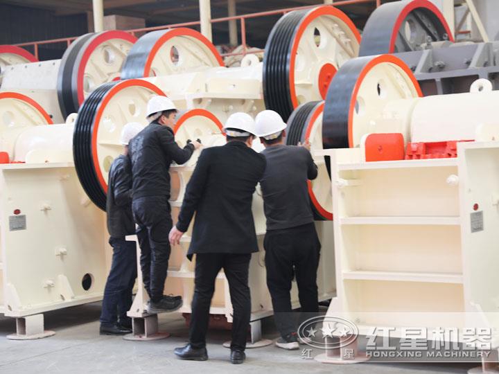 用戶到場(chǎng)參觀鄂式碎石頭機(jī),查看細(xì)節(jié) 用戶到場(chǎng)參觀鄂式碎石頭機(jī),查看細(xì)節(jié)