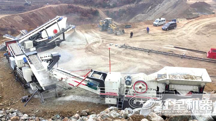 履帶移動顎破機(jī)+履帶移動圓錐破+履帶振動篩一體機(jī)三臺設(shè)備聯(lián)合作業(yè)
