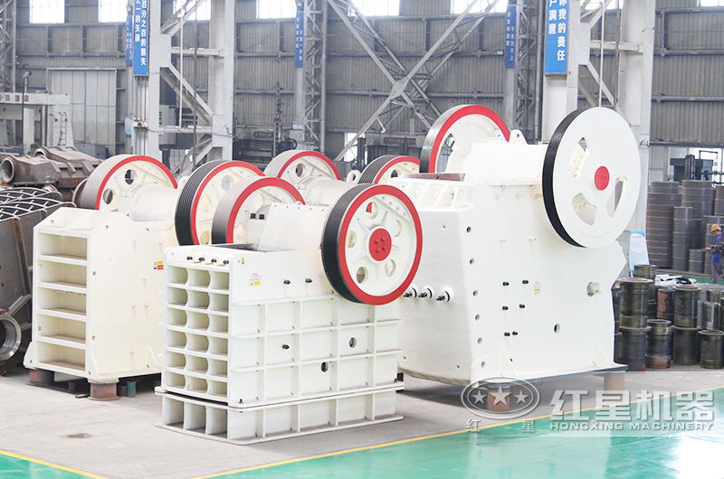 PE1200\*1500顎破機(jī)敢碎硬石，從容面對鐵礦石粗碎，出料更均勻 