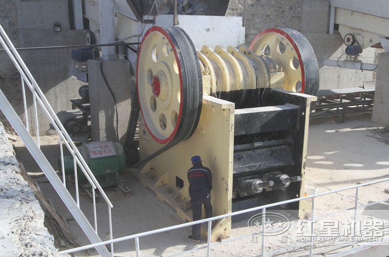 時產500噸石灰石制砂生產線:顎式破碎機