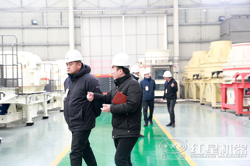 客戶來廠考察，銷售經理幫助選型