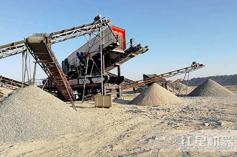 小型移動磕石機作業(yè)圖 小型移動磕石機作業(yè)圖