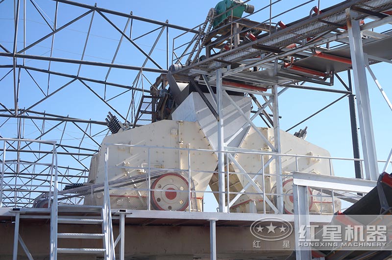 反擊式破碎機(jī)作業(yè)現(xiàn)場(chǎng)圖 反擊式破碎機(jī)作業(yè)現(xiàn)場(chǎng)圖