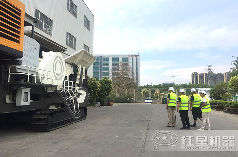 客戶來廠參觀，經理陪同講解