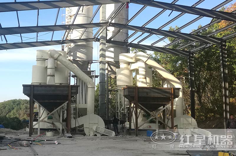 石料磨粉機(jī)生產(chǎn)現(xiàn)場圖 石料磨粉機(jī)生產(chǎn)現(xiàn)場圖