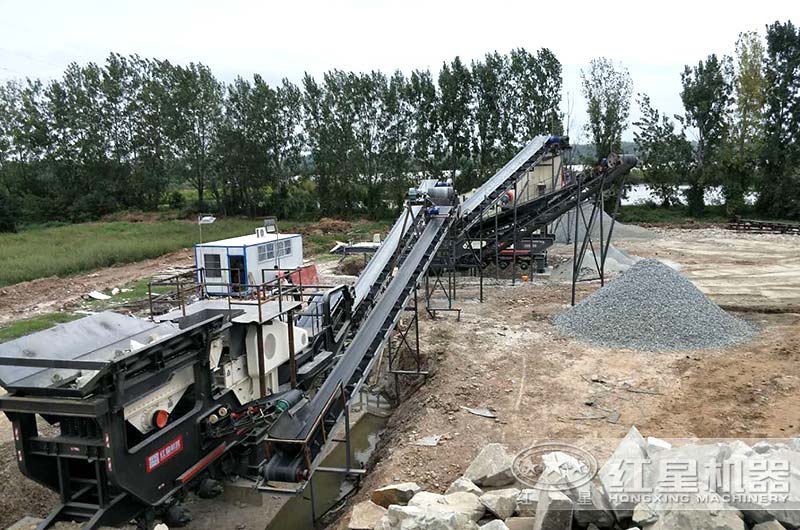 武漢客戶自行式沙石破碎機(jī)現(xiàn)場(chǎng) 武漢客戶自行式沙石破碎機(jī)現(xiàn)場(chǎng)