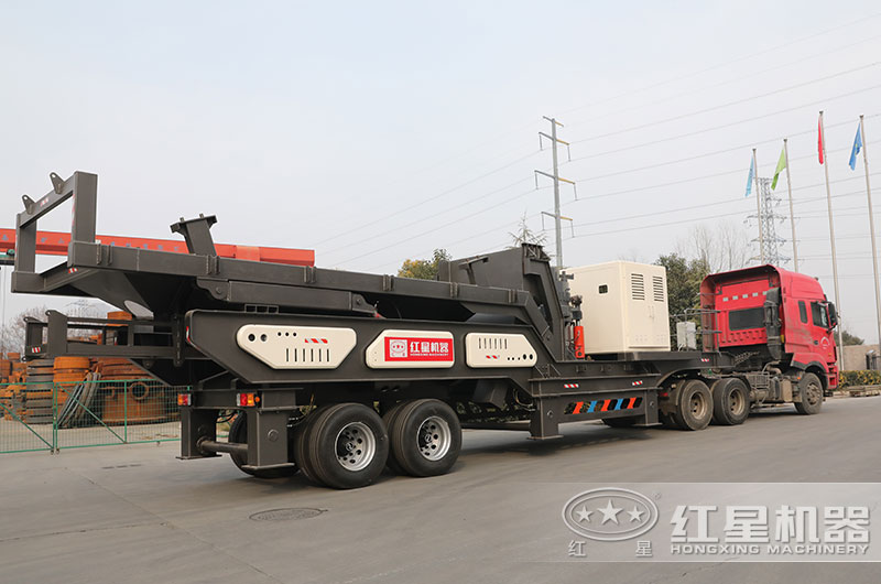 自行式沙石破碎機(jī)開往客戶現(xiàn)場(chǎng) 自行式沙石破碎機(jī)開往客戶現(xiàn)場(chǎng)