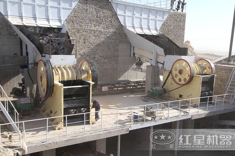 顎式破碎機作業(yè)現(xiàn)場實拍圖 顎式破碎機作業(yè)現(xiàn)場實拍圖