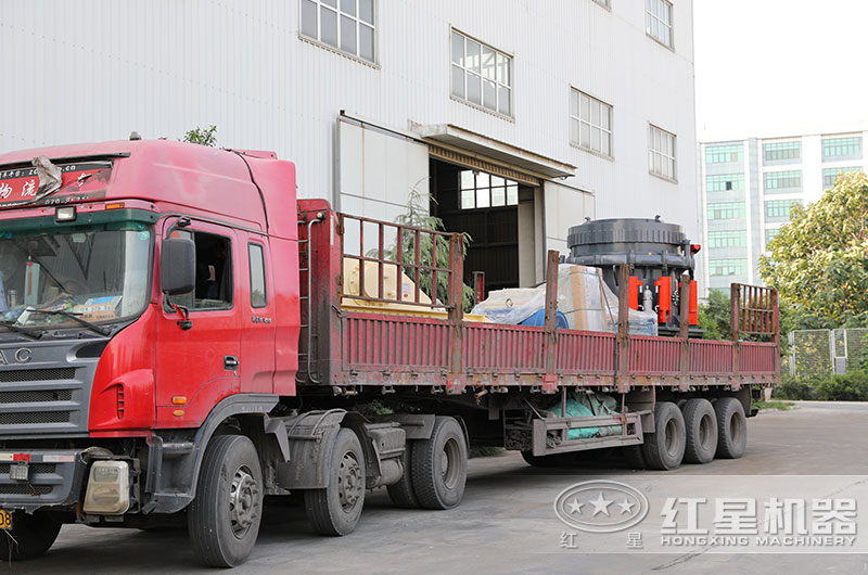 圓錐破碎機(jī)發(fā)貨現(xiàn)場,廠家直銷 圓錐破碎機(jī)發(fā)貨現(xiàn)場,廠家直銷