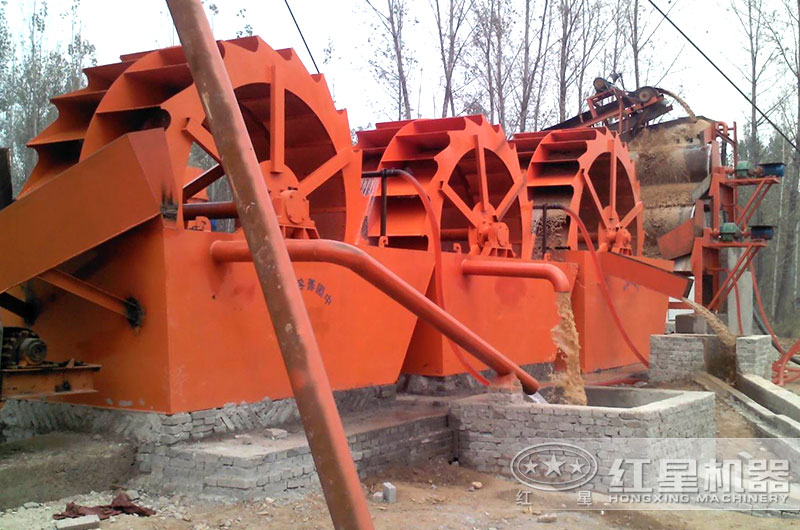 3臺(tái)洗沙機(jī)聯(lián)合作業(yè),產(chǎn)量更高 3臺(tái)洗沙機(jī)聯(lián)合作業(yè),產(chǎn)量更高