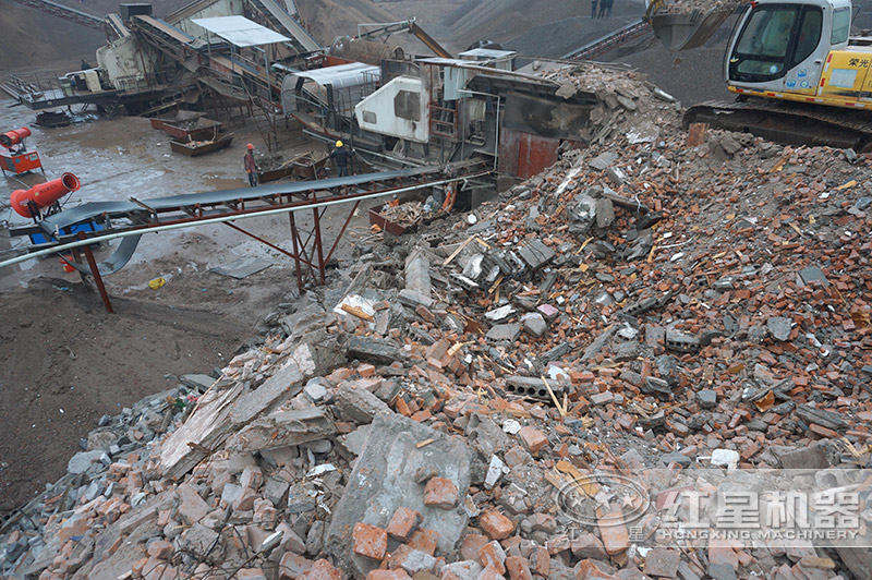 磚渣粉碎處理現(xiàn)場(chǎng) 磚渣粉碎處理現(xiàn)場(chǎng)
