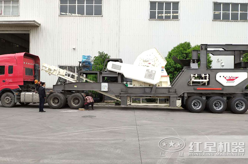 移動(dòng)二合一重錘式破碎機(jī)直接開(kāi)走 移動(dòng)二合一重錘式破碎機(jī)直接開(kāi)走