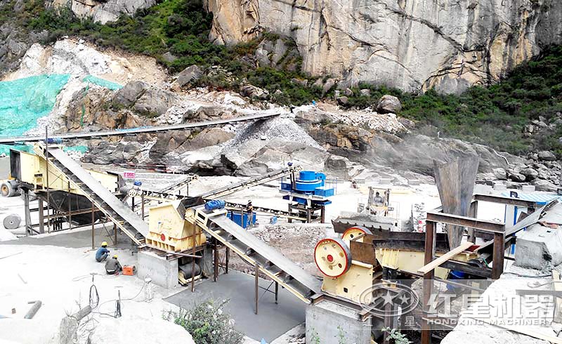 河卵石破碎現(xiàn)場(chǎng) 河卵石破碎現(xiàn)場(chǎng)