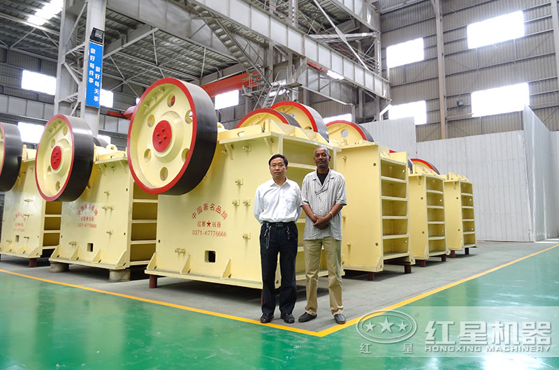 鄂式破碎機(jī)客戶來(lái)廠參觀 鄂式破碎機(jī)客戶來(lái)廠參觀