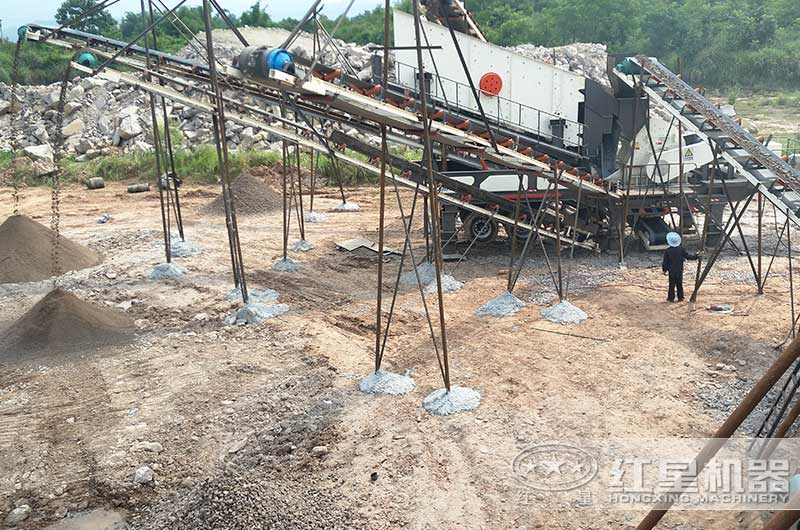 新型篩分破碎機(jī)工作現(xiàn)場 新型篩分破碎機(jī)工作現(xiàn)場