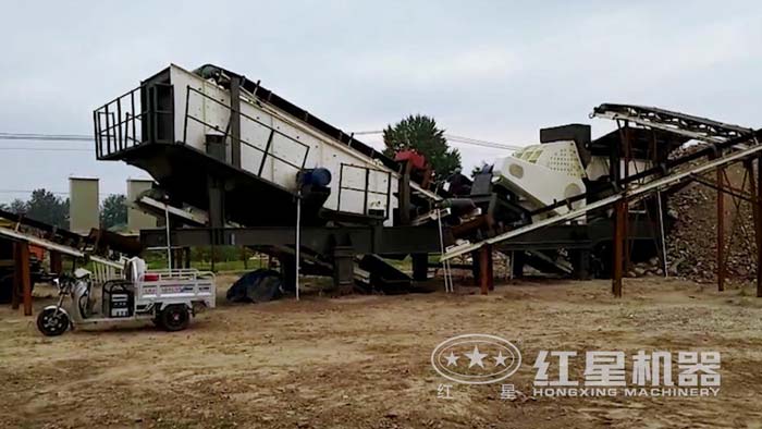 一小時400方的車載重錘破碎石車作業現場 一小時400方的車載重錘破碎石車作業現場