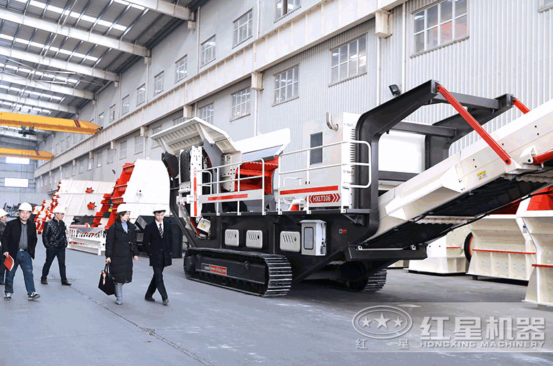 客戶來(lái)廠考察履帶破碎機(jī) 客戶來(lái)廠考察履帶破碎機(jī)