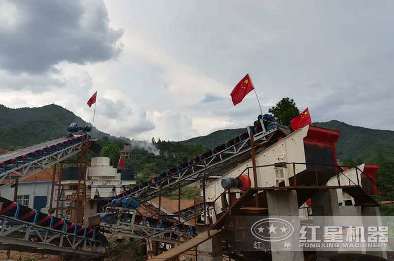 鵝卵石制砂現(xiàn)場(chǎng) 鵝卵石制砂現(xiàn)場(chǎng)