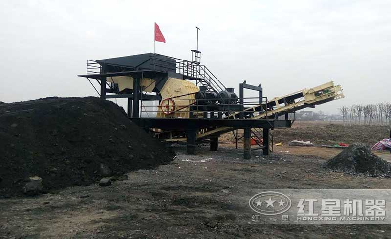 四川客戶移動式碎煤機(jī)工作現(xiàn)場 四川客戶移動式碎煤機(jī)工作現(xiàn)場