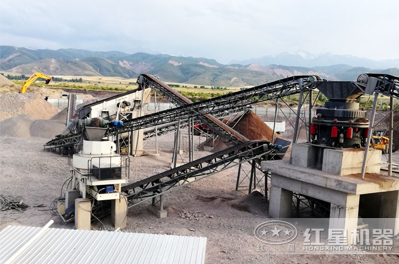 河卵石制砂現(xiàn)場 河卵石制砂現(xiàn)場