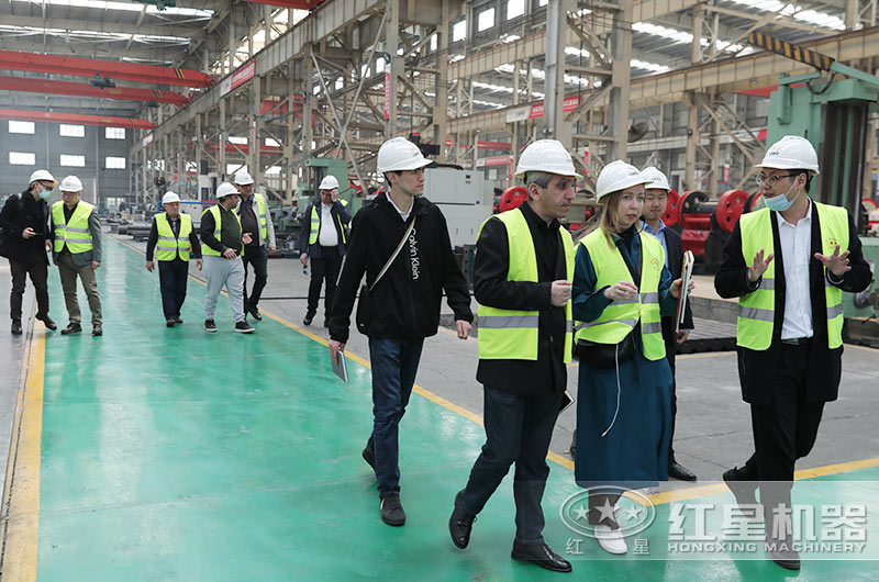 客戶一行來廠考察碎石加工設(shè)備 客戶一行來廠考察碎石加工設(shè)備