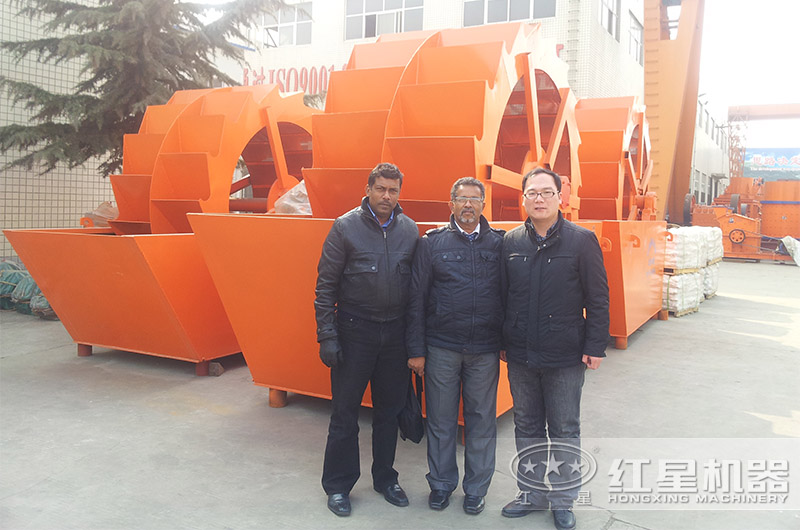 國(guó)外客戶來(lái)廠考察大型洗砂機(jī)設(shè)備和商談合作 國(guó)外客戶來(lái)廠考察大型洗砂機(jī)設(shè)備和商談合作