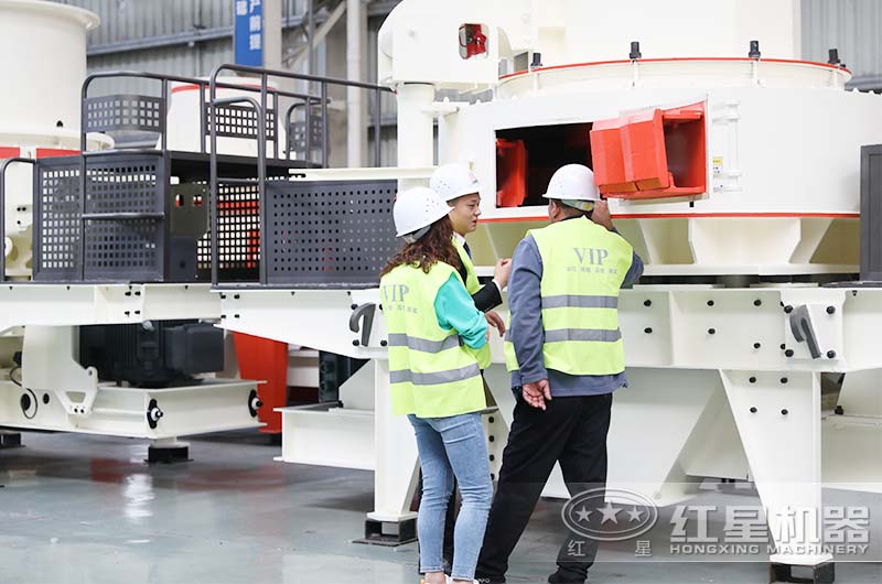 客戶來廠考察沖擊式制砂機 客戶來廠考察沖擊式制砂機