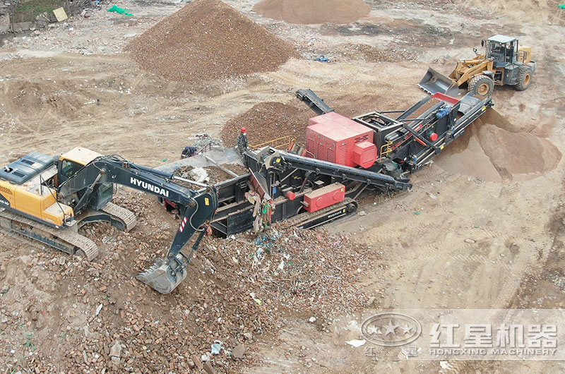 履帶式破碎機(jī)破碎建筑垃圾現(xiàn)場(chǎng) 履帶式破碎機(jī)破碎建筑垃圾現(xiàn)場(chǎng)