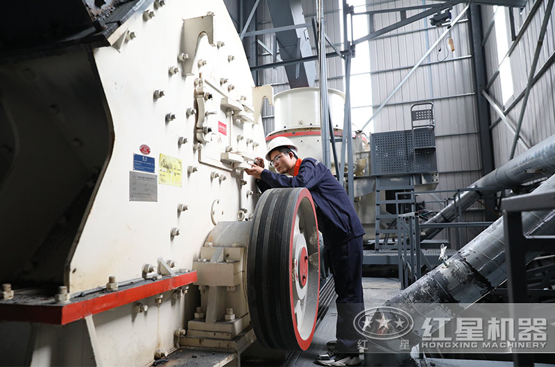紅星技術(shù)員為客戶檢修錘破機(jī)設(shè)備 紅星技術(shù)員為客戶檢修錘破機(jī)設(shè)備