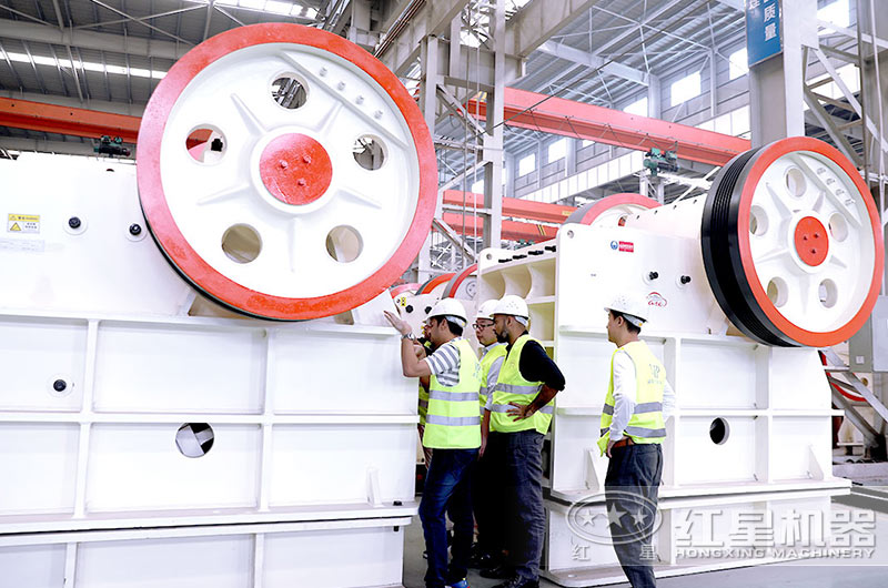 客戶來廠考察破石頭機(jī)器 客戶來廠考察破石頭機(jī)器