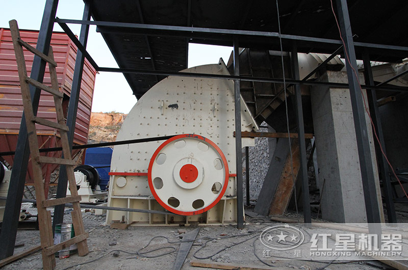 石灰石破碎加工現(xiàn)場(chǎng) 石灰石破碎加工現(xiàn)場(chǎng)