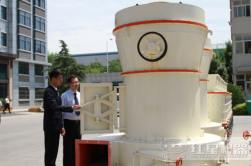 客戶來廠考察雷蒙磨粉碎機設備 客戶來廠考察雷蒙磨粉碎機設備